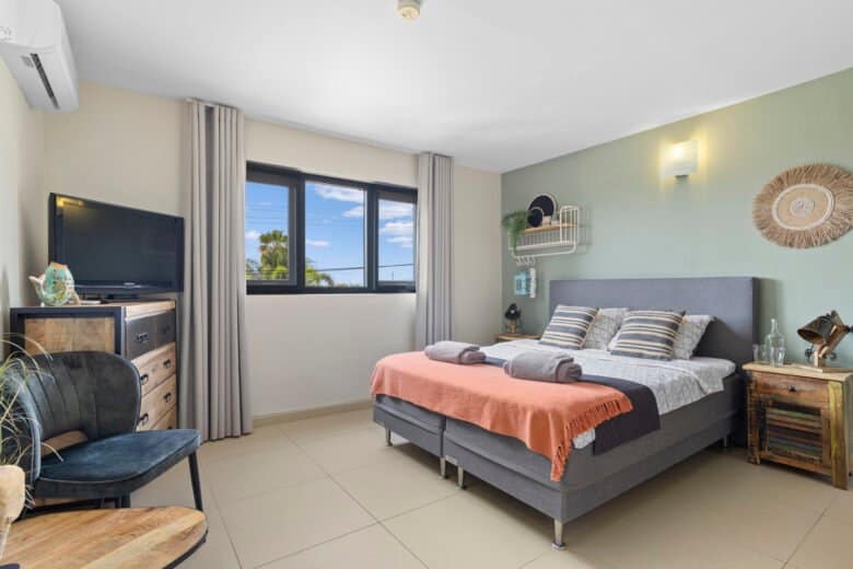 Spacious bedroom in the 2-Bedroom Grande Suite at Oasis Guesthouse Bonaire
