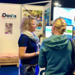 Kim van Oasis Guesthouse Bonaire in gesprek met bezoekers op Duikvaker 2025